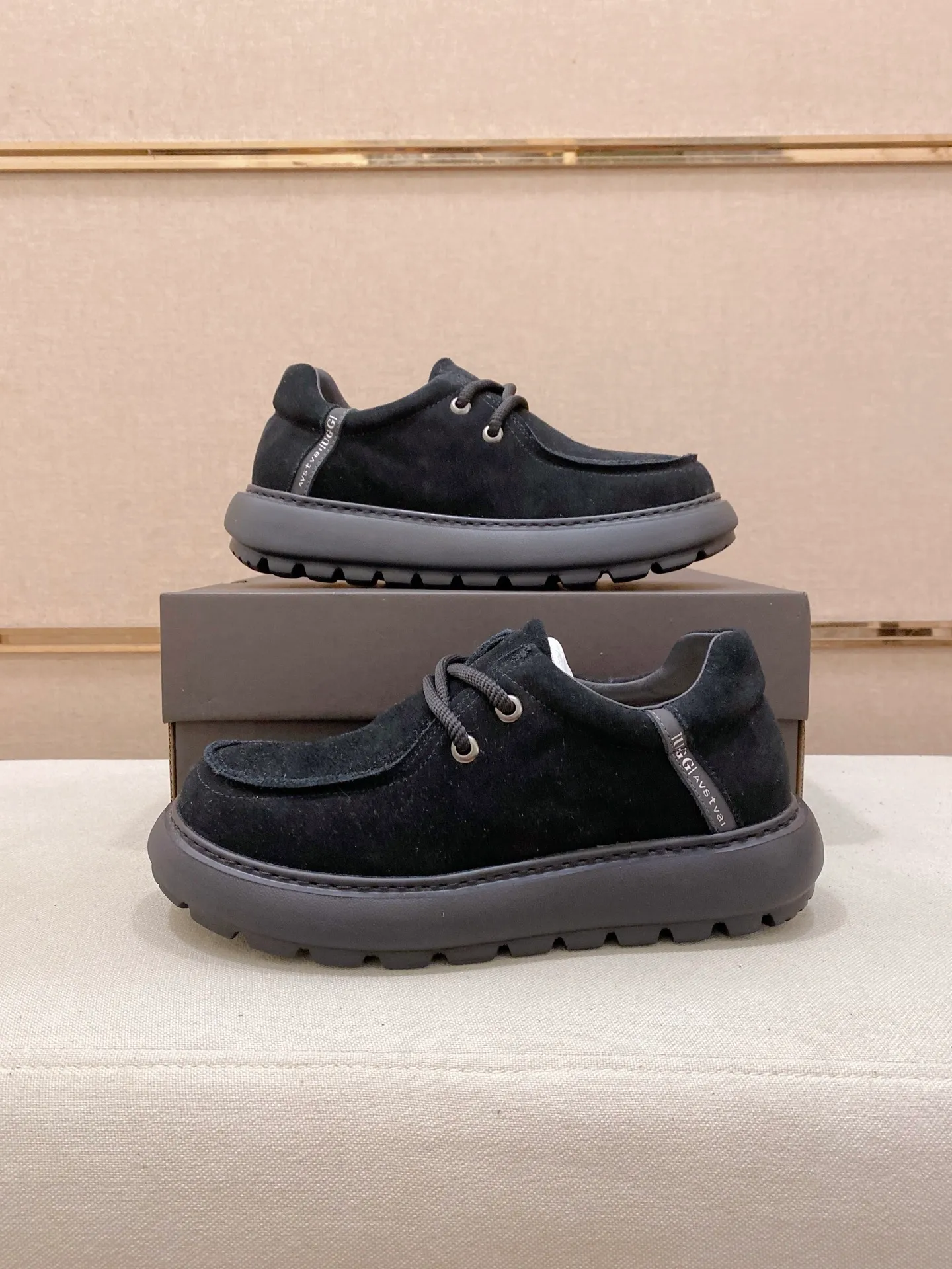 Factory price: 600💰New UGG fur-integrated men's simple and fashionable snow shoes. The most worth buying at the end of this year are warm casual shoes. Whether you are out and about at home, their comfortable and warm performance will be your most suitable fashion companion! The material is cowhide upper and imported wool is used inside. Two layers of cowhide for warmth and comfort! The eva+ rubber patch outsole is cushioned, non-slip and wear-resistant, and has good elasticity. It is light and wear-resistant, comfortable and soft, and the new simple cut is more fashionable. It has both practicality and fashion sense, so you no longer have to worry about how to match it in winter, while still maintaining your fashionable taste. High-quality genuine wool produced in Dongguan. The material depends on the details! Size: 39-40-41-42-43-44-45 sneaker size